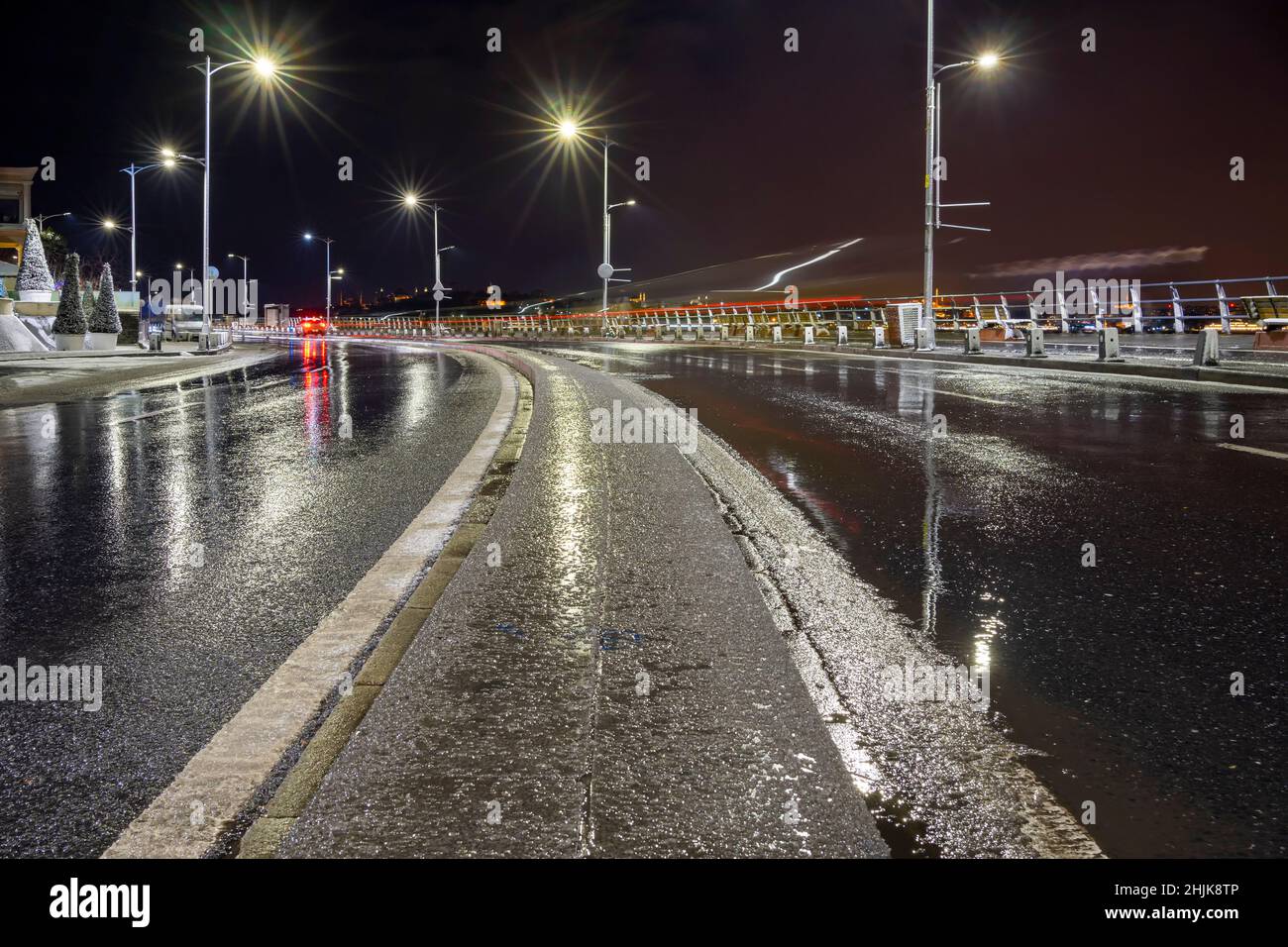 La route humide vide à la nuit pluvieuse dans le centre de la ville d'Istanbul. Banque D'Images