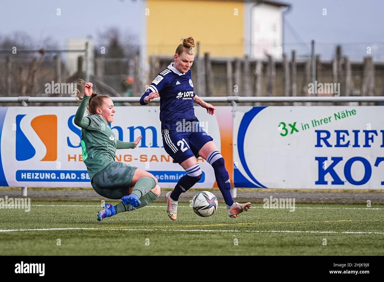 Andernach, Allemagne.30th janvier 2022.Andernach, Allemagne, janvier 30th Sam DRISSEN (15 Moenchengladbach) s'attaque à Caroline Asteroth (21 Andernach) pendant le match amical d'avant-saison d'hiver entre SG 99 Andernach et Borussia Moenchengladbach au stade Andernach, en Allemagne.Norina Toenges/Sports Press Phot Credit: SPP Sport Press photo./Alamy Live News Banque D'Images