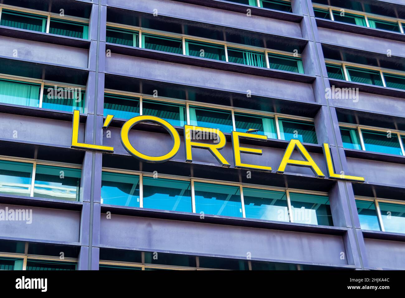 Façade du siège mondial de l'Oréal Group, un groupe industriel international français, leader
