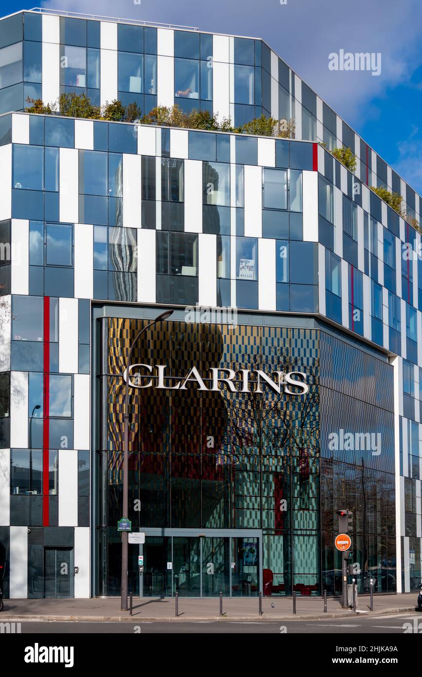 Vue extérieure du siège social de Clarins, une entreprise française spécialisée dans les cosmétiques, le maquillage, le soin de la peau et le bien-être Banque D'Images