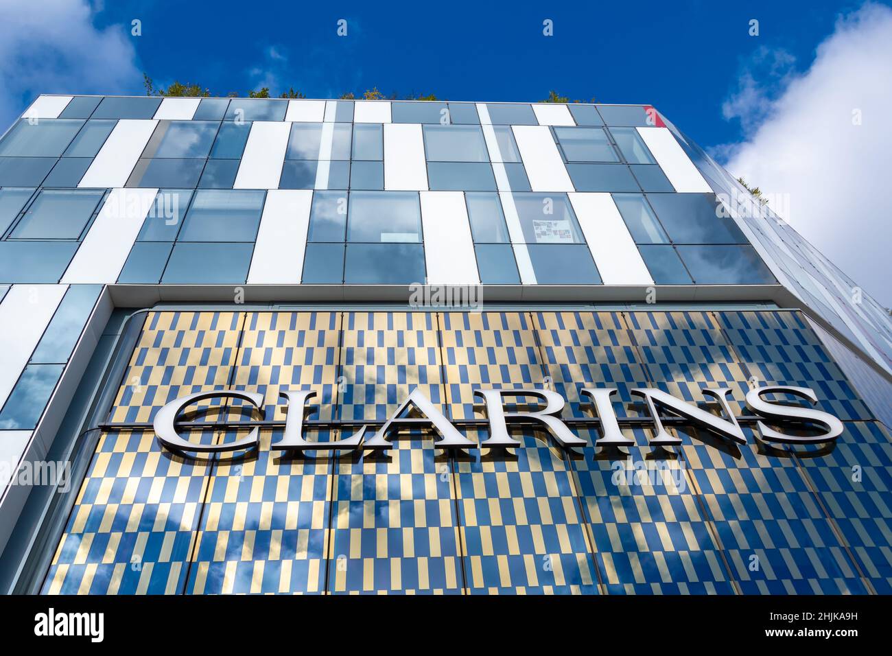 Vue extérieure du siège social de Clarins, une entreprise française spécialisée dans les cosmétiques, le maquillage, le soin de la peau et le bien-être Banque D'Images