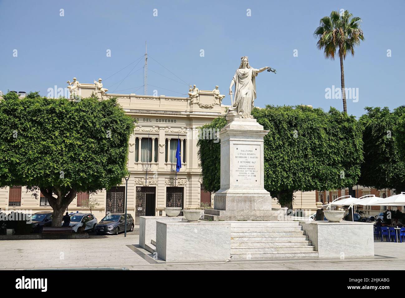 Zone archéologique place Ipogea Piazza Italia, bâtiment de la préfecture et palmiers verts dans le centre historique, Reggio Calabria, Italie - juillet 2021 Banque D'Images