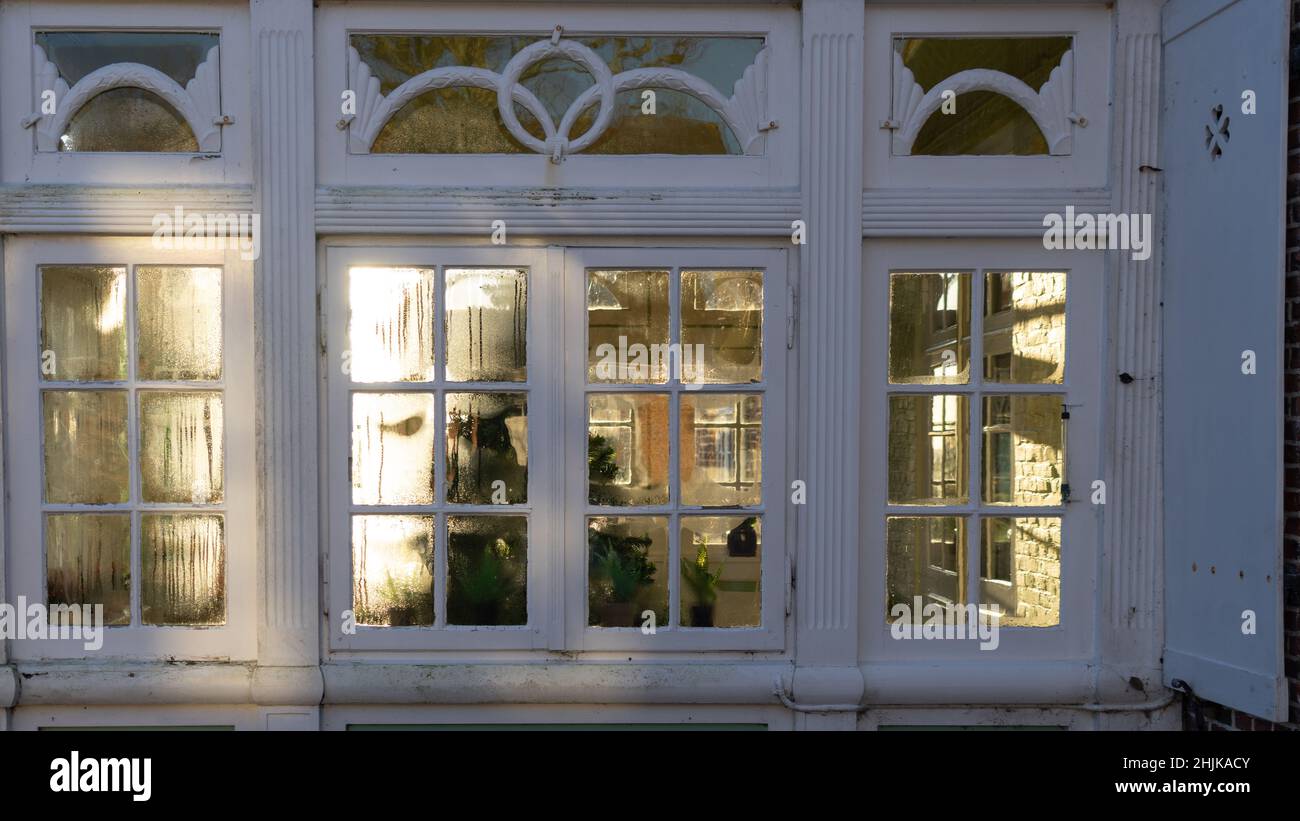 Voyage Danemark: Le soleil du matin brille d'or à travers des fenêtres avec des barres de vitrage à Møgeltønder Banque D'Images