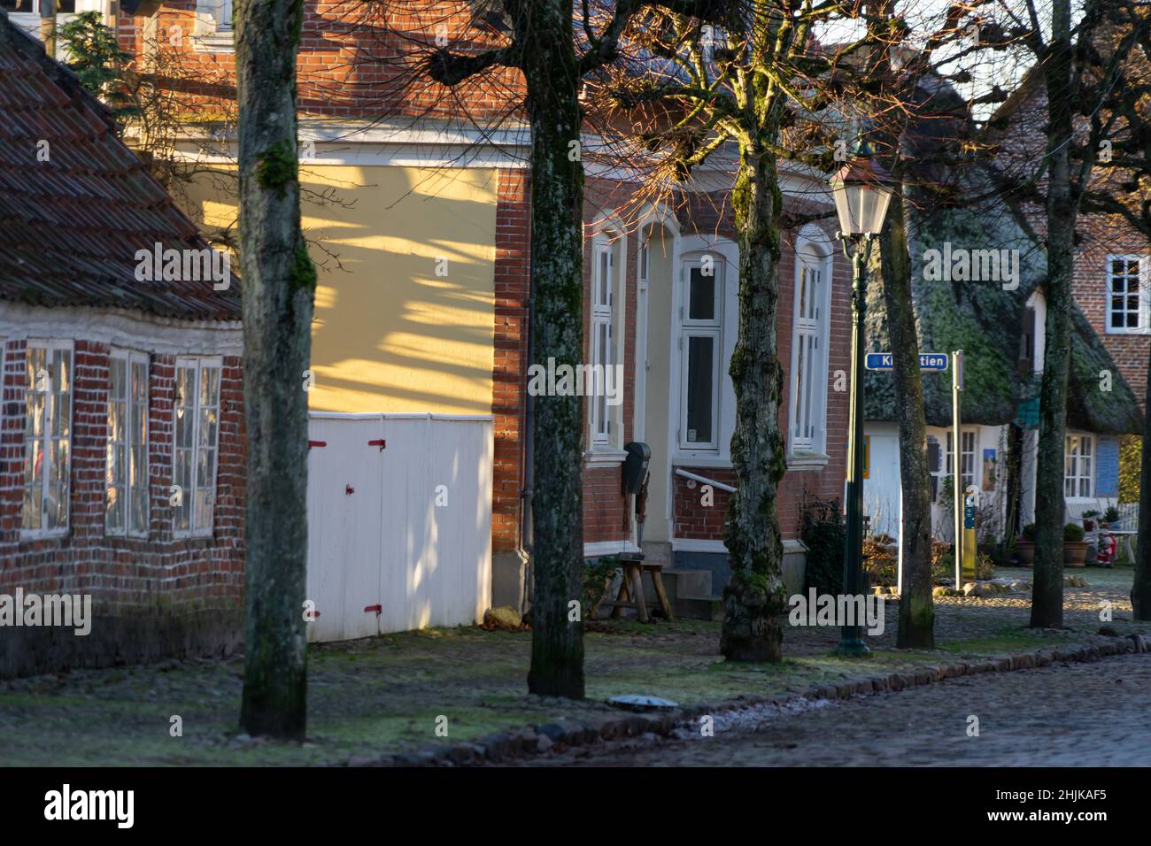 Voyage Danemark: Le soleil du matin projette de la lumière et de l'ombre sur les vieilles maisons de ville de Møgeltønder Banque D'Images