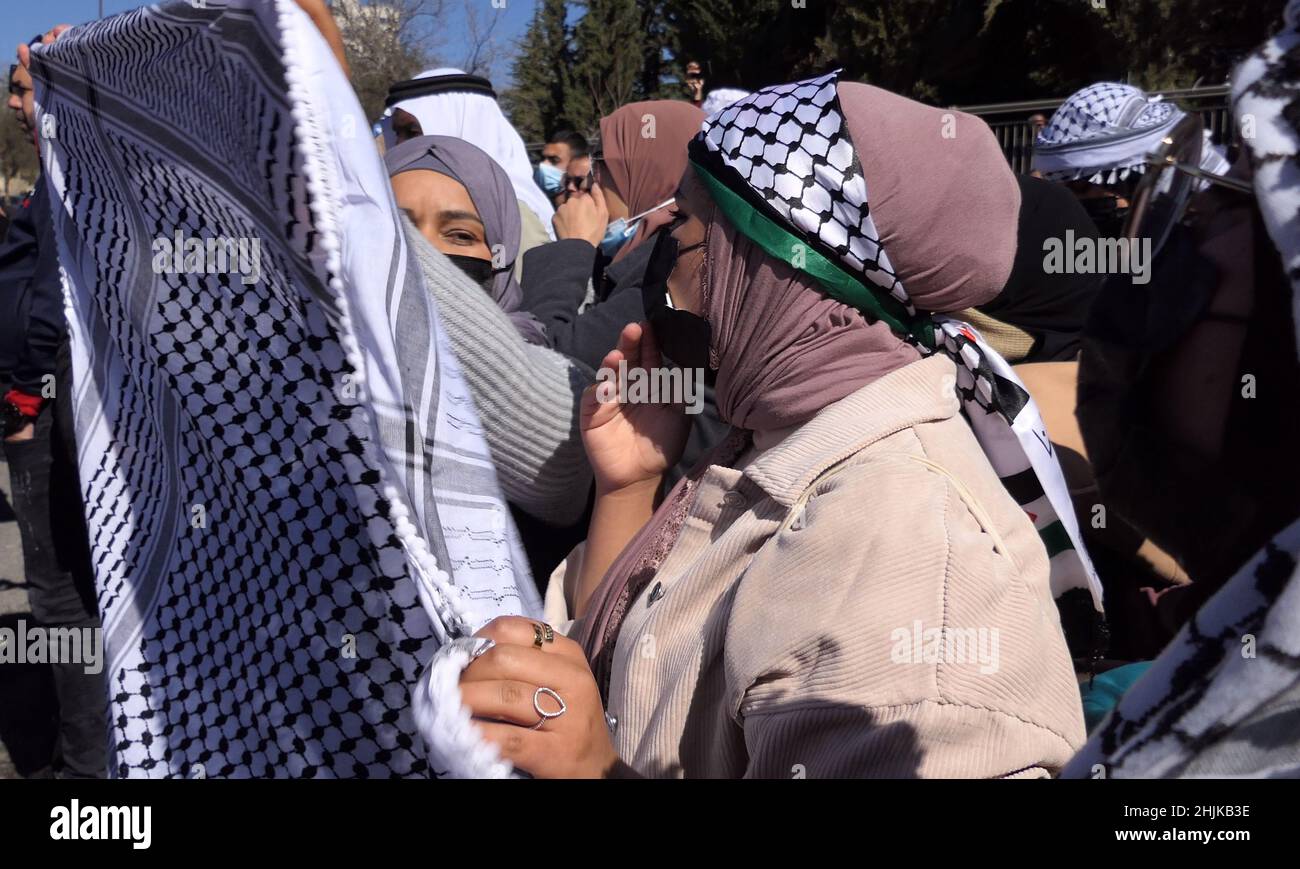 JÉRUSALEM, ISRAËL - JANVIER 30 : des femmes bédouines tiennent un headaddress arabe traditionnel keffiyeh lors d'une manifestation devant le bureau du premier ministre israélien contre le contrôle foncier d'Israël dans le désert du Néguev et pour exiger la légalisation de villages bédouins non reconnus le 30 janvier 2022 à Jérusalem, en Israël.Crédit : Eddie Gerald/Alay Live Banque D'Images