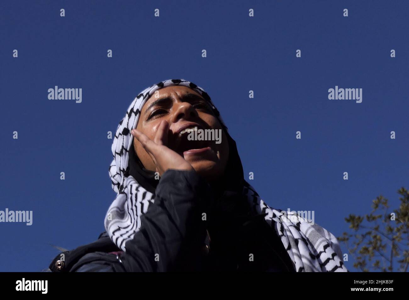 JÉRUSALEM, ISRAËL - JANVIER 30 :Une jeune bédouine vêtue d'un headaddress arabe traditionnel keffiyeh se crie lorsqu'elle participe à une manifestation devant le bureau du Premier ministre israélien contre le contrôle foncier d'Israël dans le désert du Néguev et pour exiger la légalisation de villages bédouins non reconnus le 30 janvier 2022 à Jérusalem, en Israël.Crédit : Eddie Gerald/Alay Live Banque D'Images