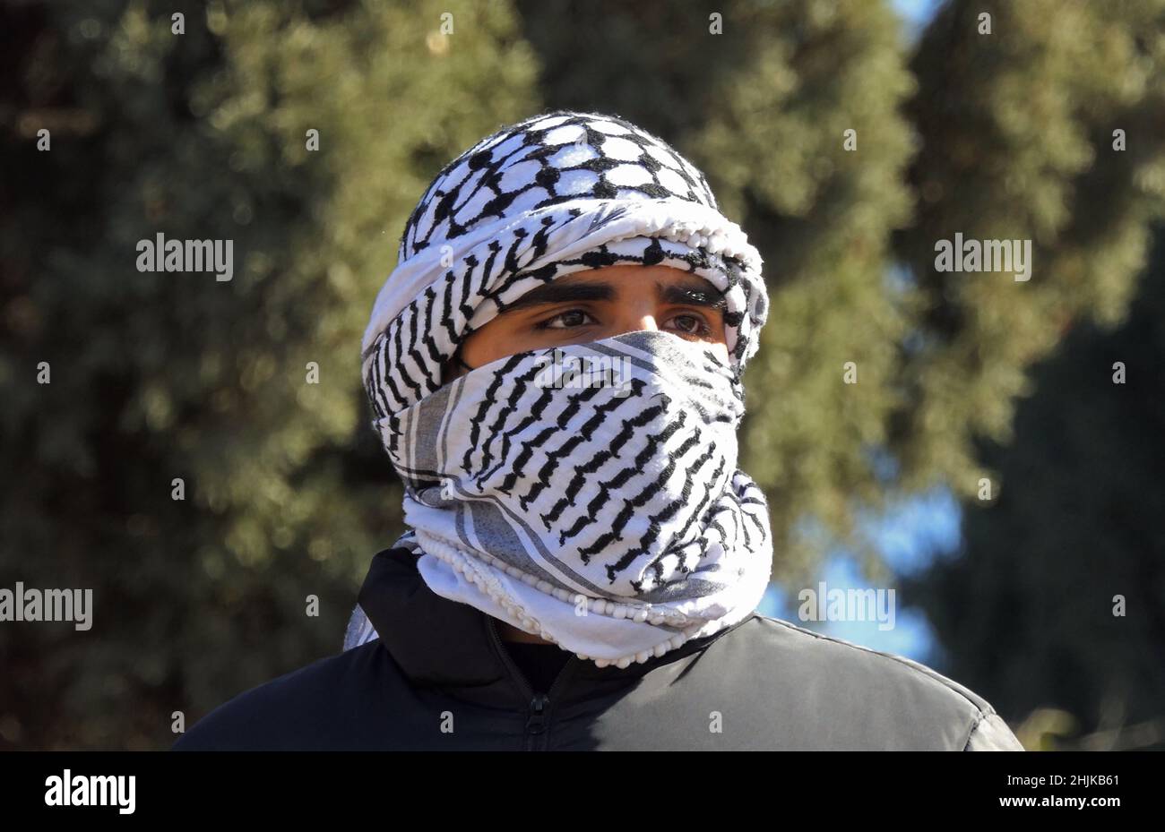 JÉRUSALEM, ISRAËL - JANVIER 30 : un bédouin portant une adresse arabe traditionnelle keffiyeh participe à une manifestation devant le bureau du premier ministre israélien contre le contrôle foncier d'Israël dans le désert du Néguev et demande la légalisation de villages bédouins non reconnus le 30 janvier 2022 à Jérusalem, en Israël.Crédit : Eddie Gerald/Alay Live Banque D'Images