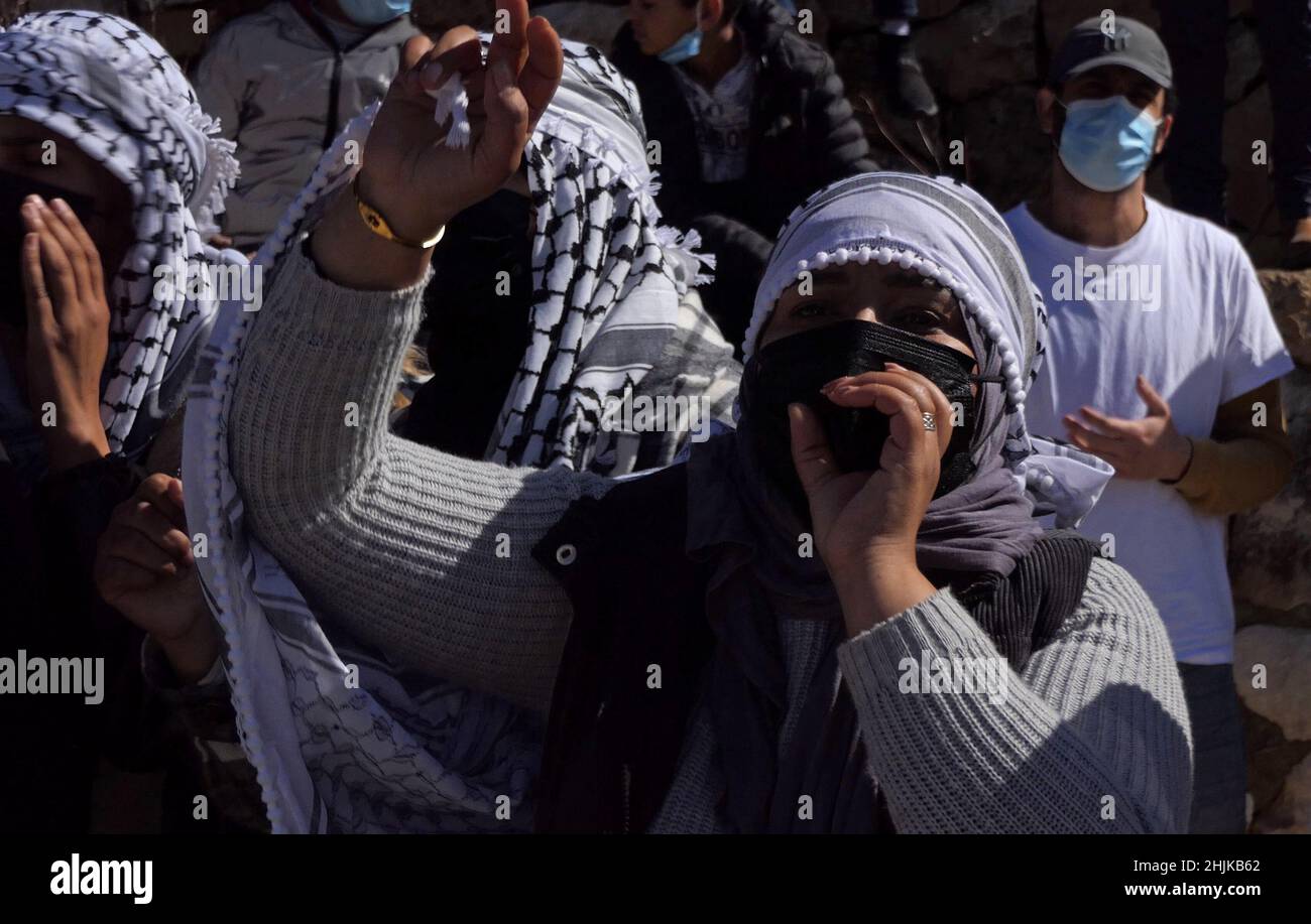 JÉRUSALEM, ISRAËL - JANVIER 30 : des femmes bédouines portant des headaddress traditionnels arabes keffiyeh ont crié des slogans lors d'une manifestation devant le bureau du Premier ministre israélien contre le contrôle foncier d'Israël dans le désert du Néguev et pour exiger la légalisation de villages bédouins non reconnus le 30 janvier 2022 à Jérusalem, en Israël.Crédit : Eddie Gerald/Alay Live Banque D'Images