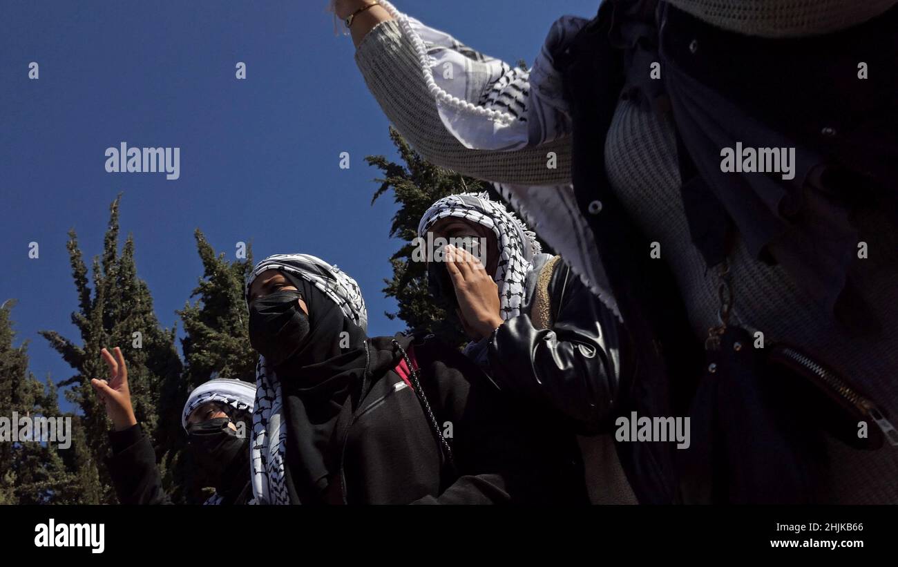 JERUSALEM, ISRAËL - JANVIER 30: Des bédouins vêtus de masques portant un headaddress arabe traditionnel keffiyeh ont crié des slogans lors d'une manifestation devant le bureau du Premier ministre israélien contre le contrôle foncier d'Israël dans le désert du Néguev et pour exiger la légalisation de villages bédouins non reconnus le 30 janvier 2022 à Jérusalem, Israël.Crédit : Eddie Gerald/Alay Live Banque D'Images
