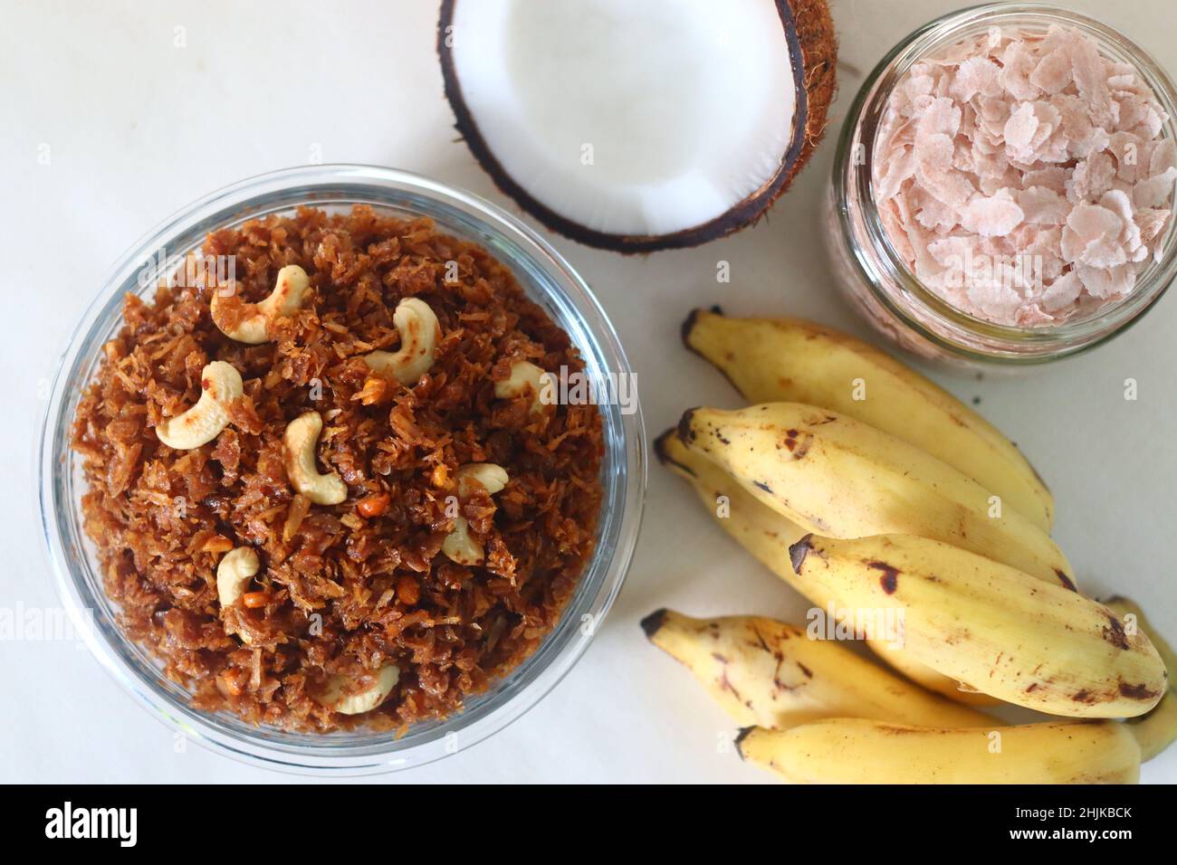 Riz aplati sucré avec de la jaggery.Aval Vilayichathu est une collation sucrée populaire de Kerala, faite avec du riz battu, de la noix de coco et de la jaggery.Prise de vue en blanc Banque D'Images