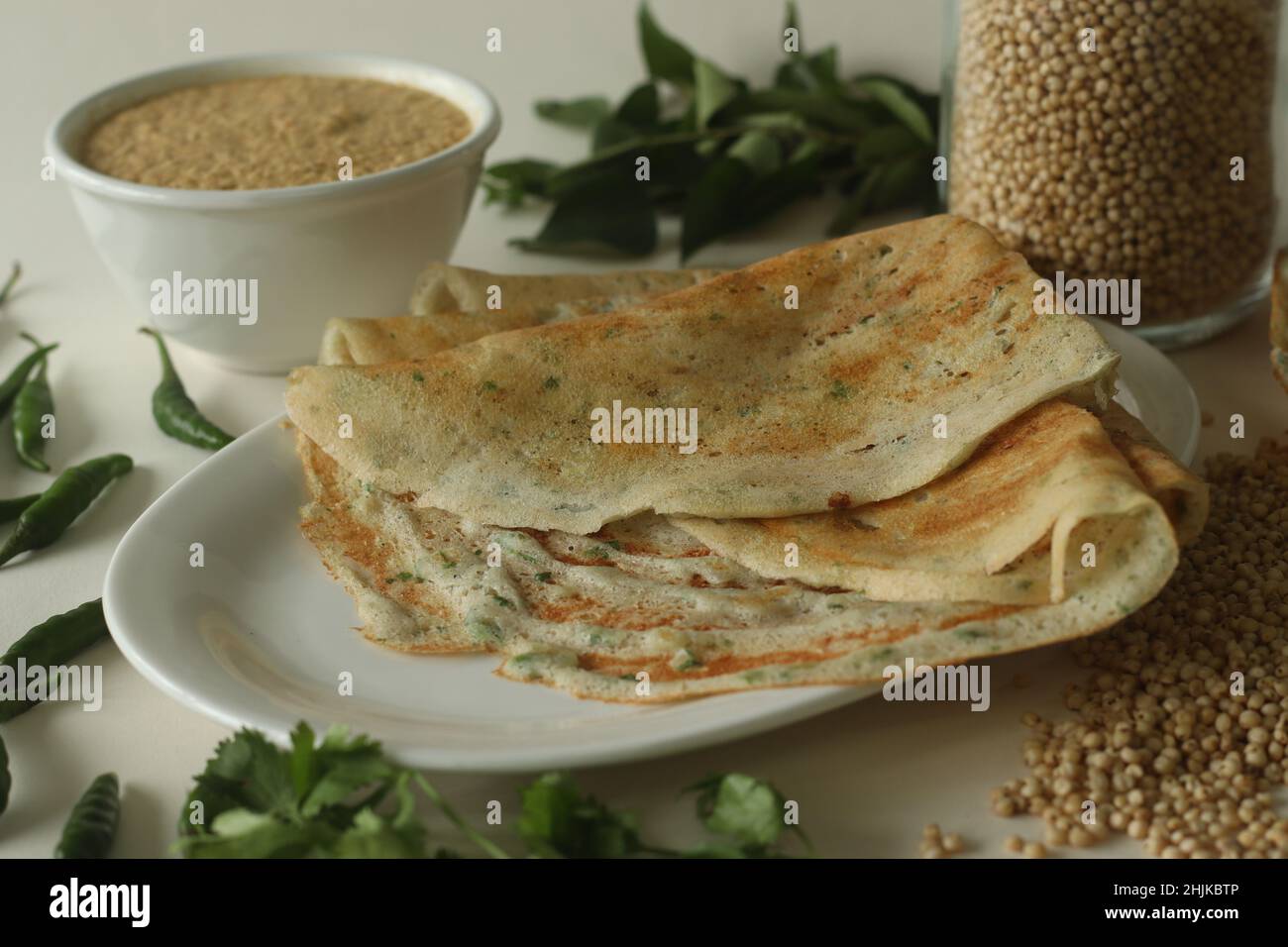 Jowar Dosa.Une crêpe savoureuse à base de farine de jowar.Dosa croustillante et croustillante dorée à base de farine de jowar, d'oignon, de graines de cumin, de gingembre, de piment vert et de cor Banque D'Images