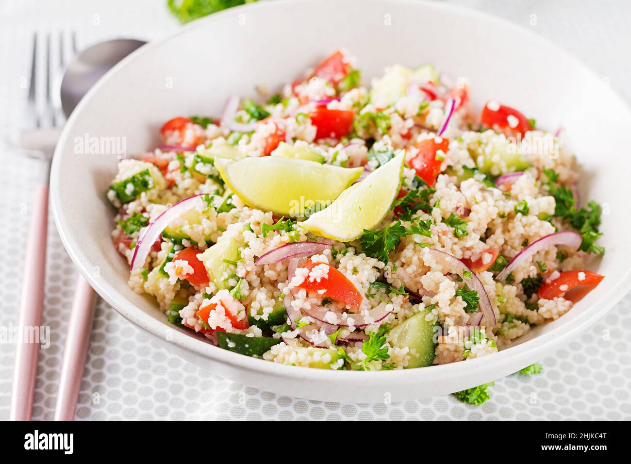 Salade de tabac.Plat traditionnel moyen-oriental ou arabe.Levantine salade végétarienne avec persil, concombre, couscous, tomate. Banque D'Images