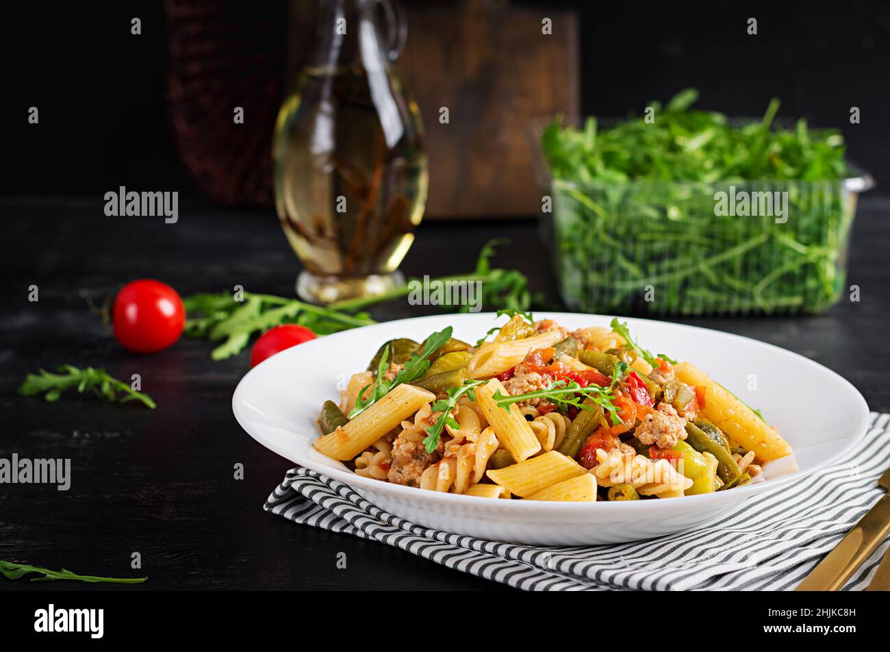 Pâtes italiennes penne et fusilli avec viande hachée et légumes.Déjeuner. Banque D'Images