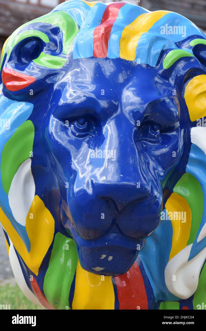 Sculpture colorée d'une tête de lion Banque D'Images