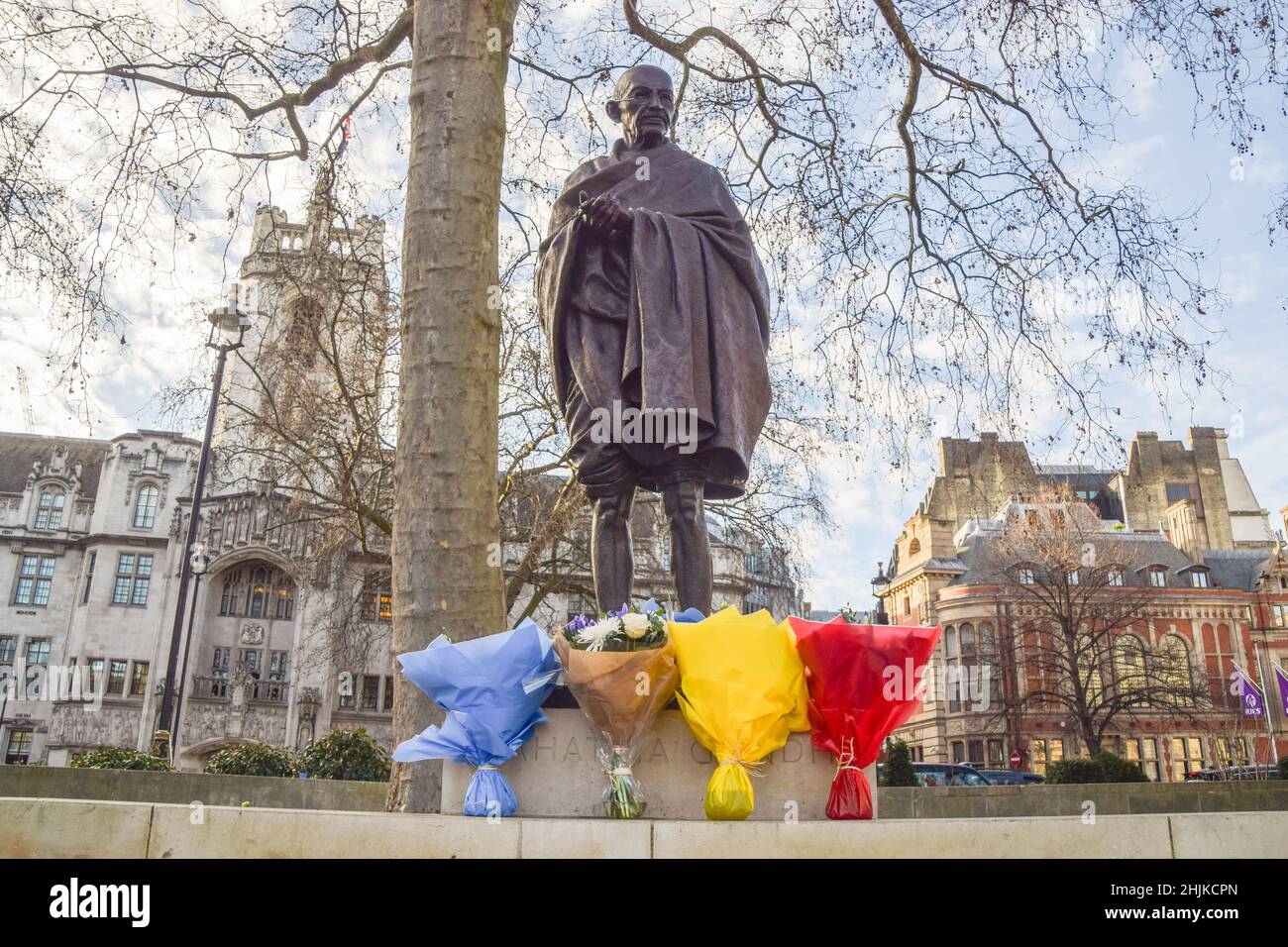 Londres, Royaume-Uni.30th janvier 2022.Des fleurs ont été laissées à côté de la statue du Mahatma Gandhi sur la place du Parlement à l'occasion de l'anniversaire de sa mort.Gandhi a été assassiné le 30th janvier 1948.Crédit : SOPA Images Limited/Alamy Live News Banque D'Images