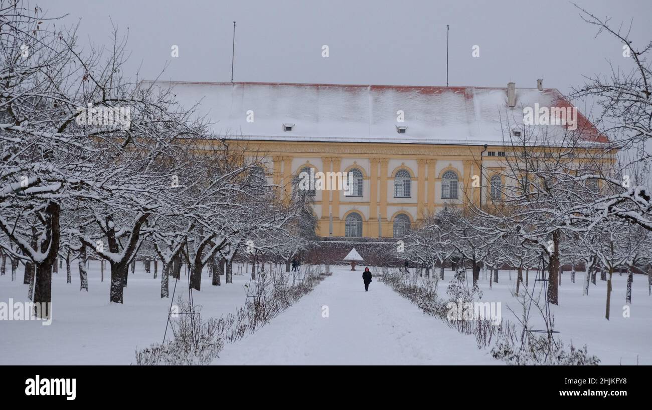Neige fraîche tombée sur le verger de pommes derrière le palais Banque D'Images