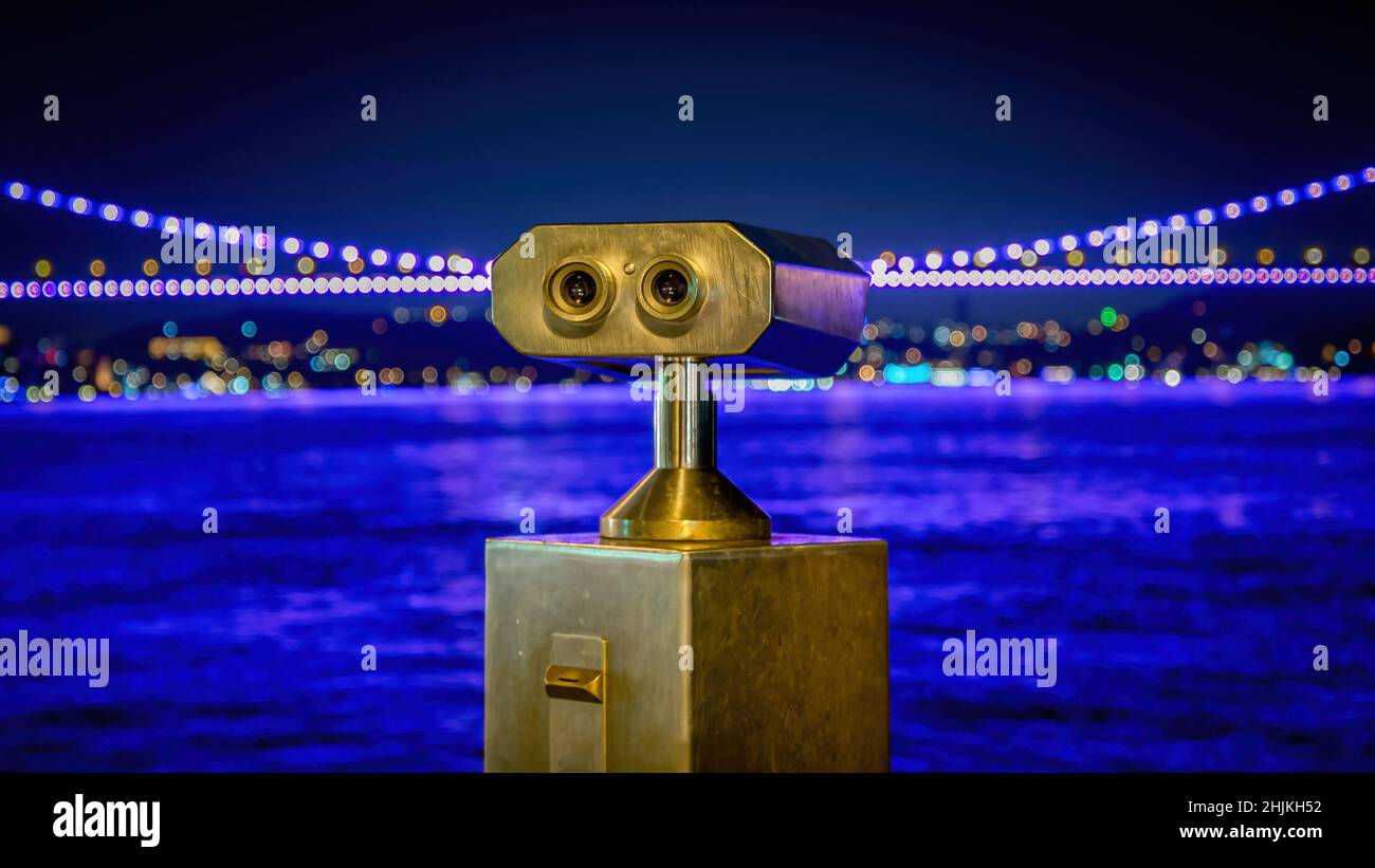 Istanbul, Turquie - juillet 2013 : télescope binoculaire à pièces avec pont du Bosphore en arrière-plan la nuit Banque D'Images