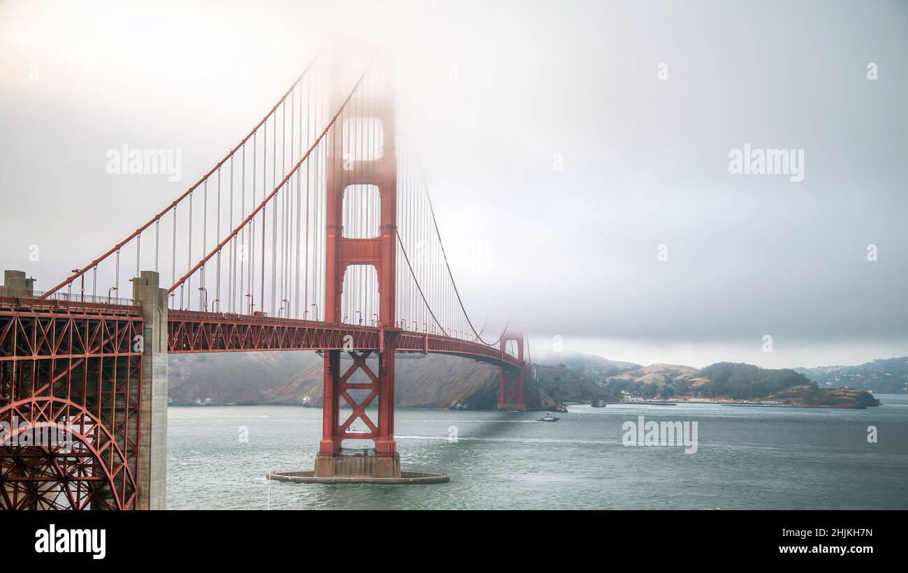 San Francisco, États-Unis - août 2019 : Pont du Golden Gate sous le brouillard, avec une tour visible. Le Golden Gate Bridge est un pont suspendu qui enjambe le Gol Banque D'Images