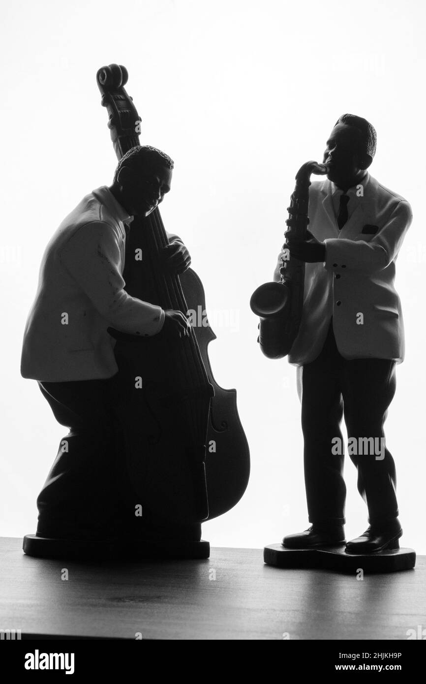 Les musiciens de jazz jouent de la basse et du saxophone en noir et blanc Banque D'Images