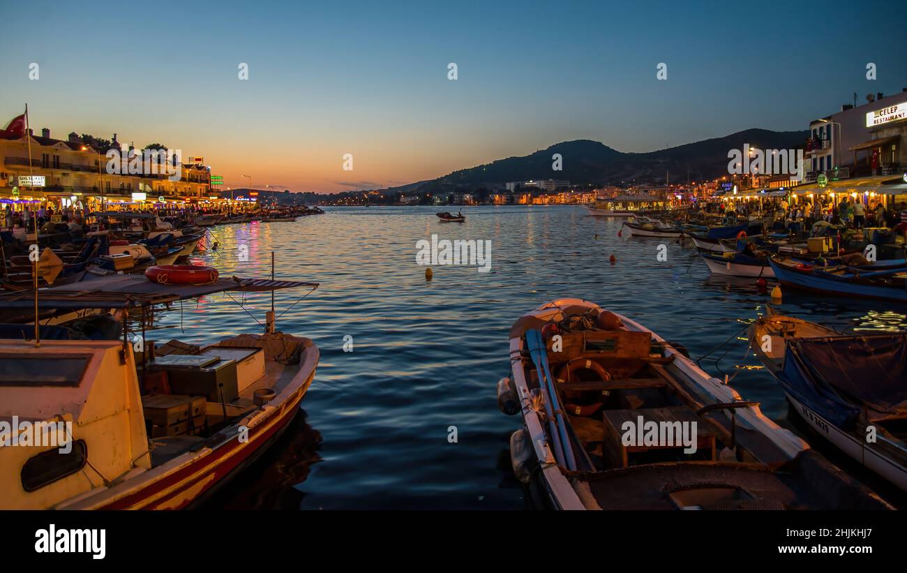 Foca, Turquie - août 2013 : bateaux le long de la côte de la station balnéaire de Foca Banque D'Images