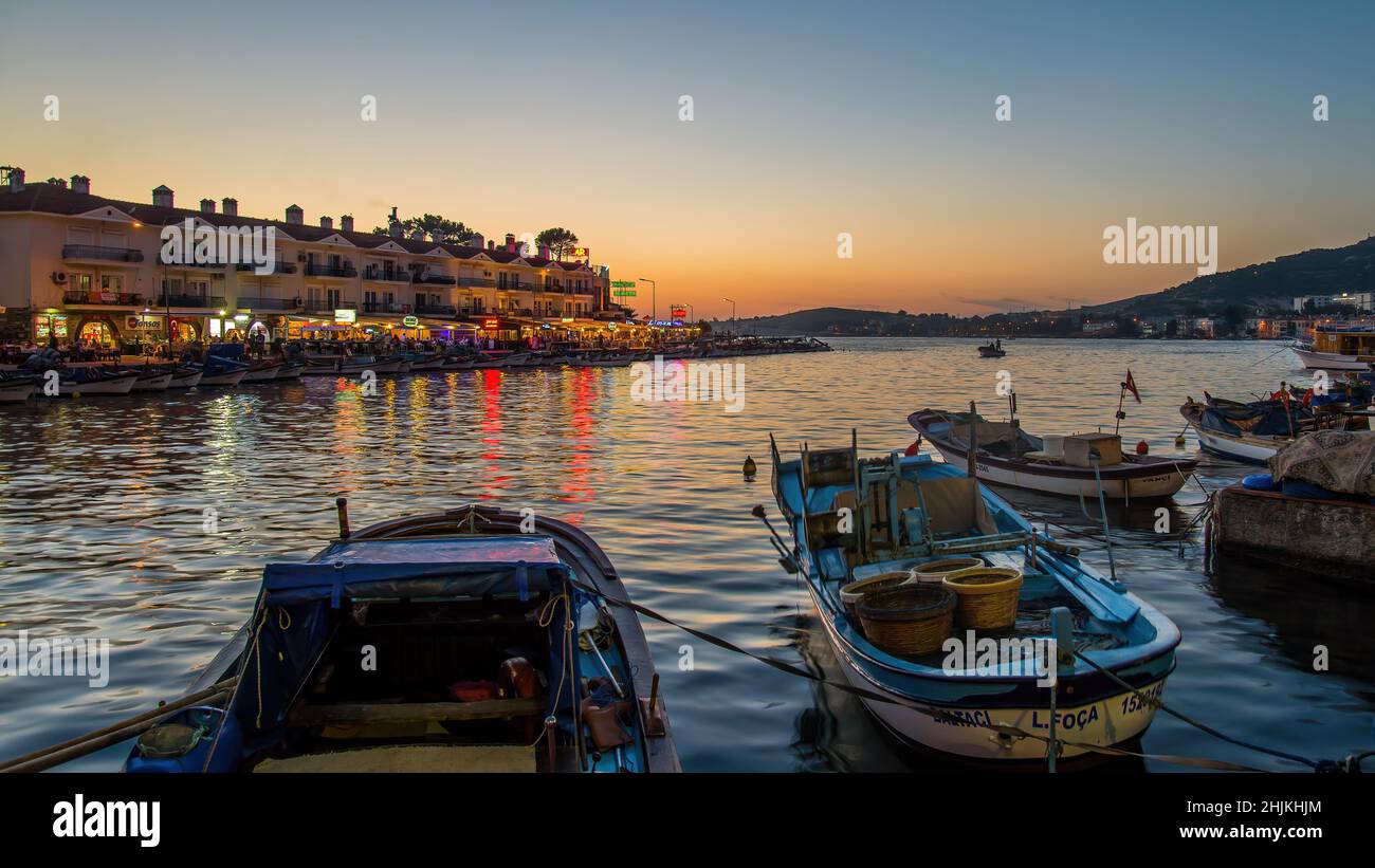Foca, Turquie - août 2013 : bateaux le long de la côte de la station balnéaire de Foca Banque D'Images