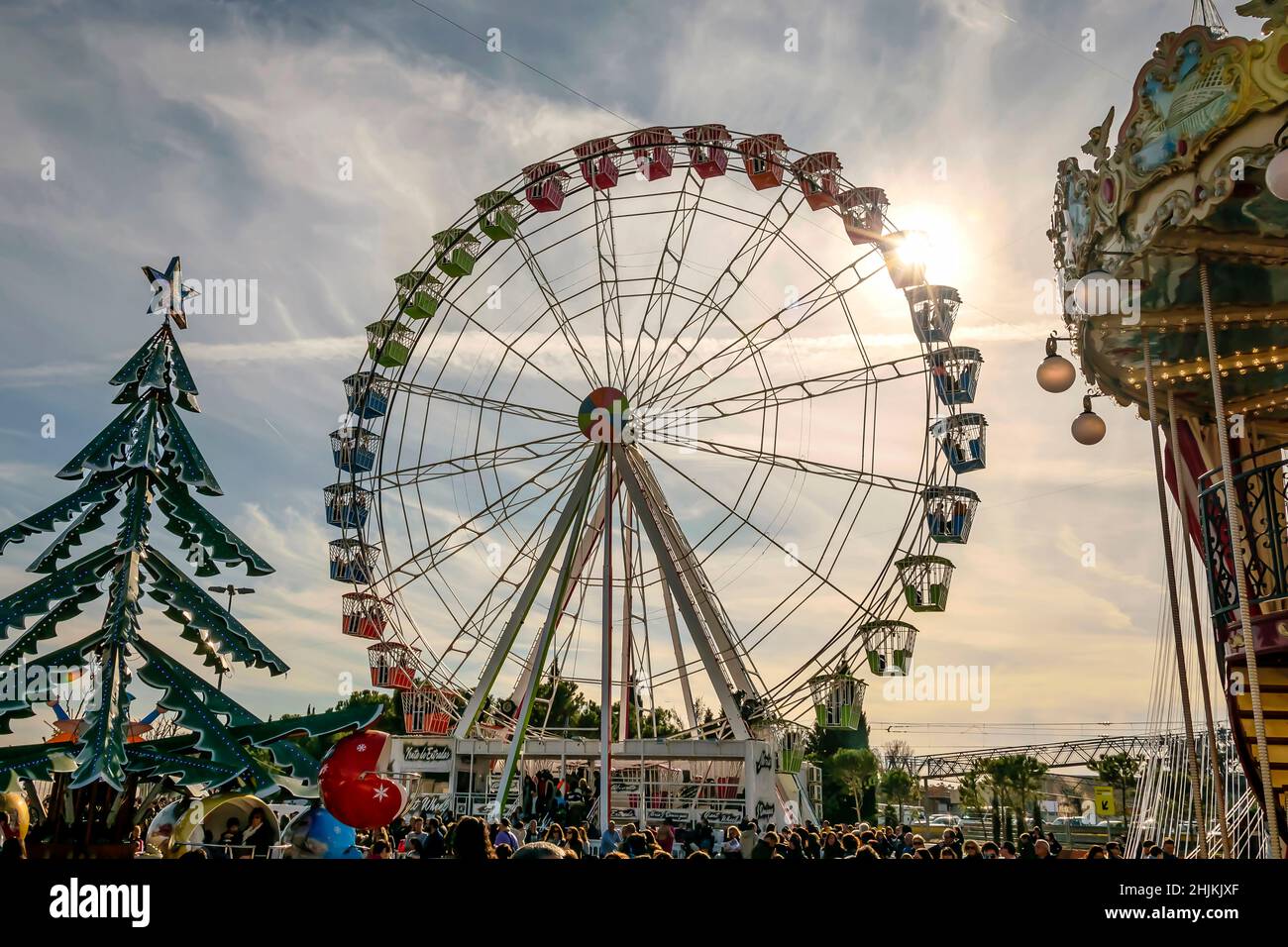 Torrejón de Ardoz, Madrid, Espagne, 8 décembre 2018 : Ferris Wheel dans un parc d'attractions plein de personnes prêtes à s'amuser Banque D'Images