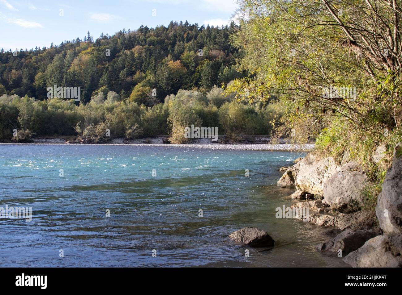 Blick vom Ufer des Lechs auf den Fluss Lech, der blau-grün leuchtet Banque D'Images