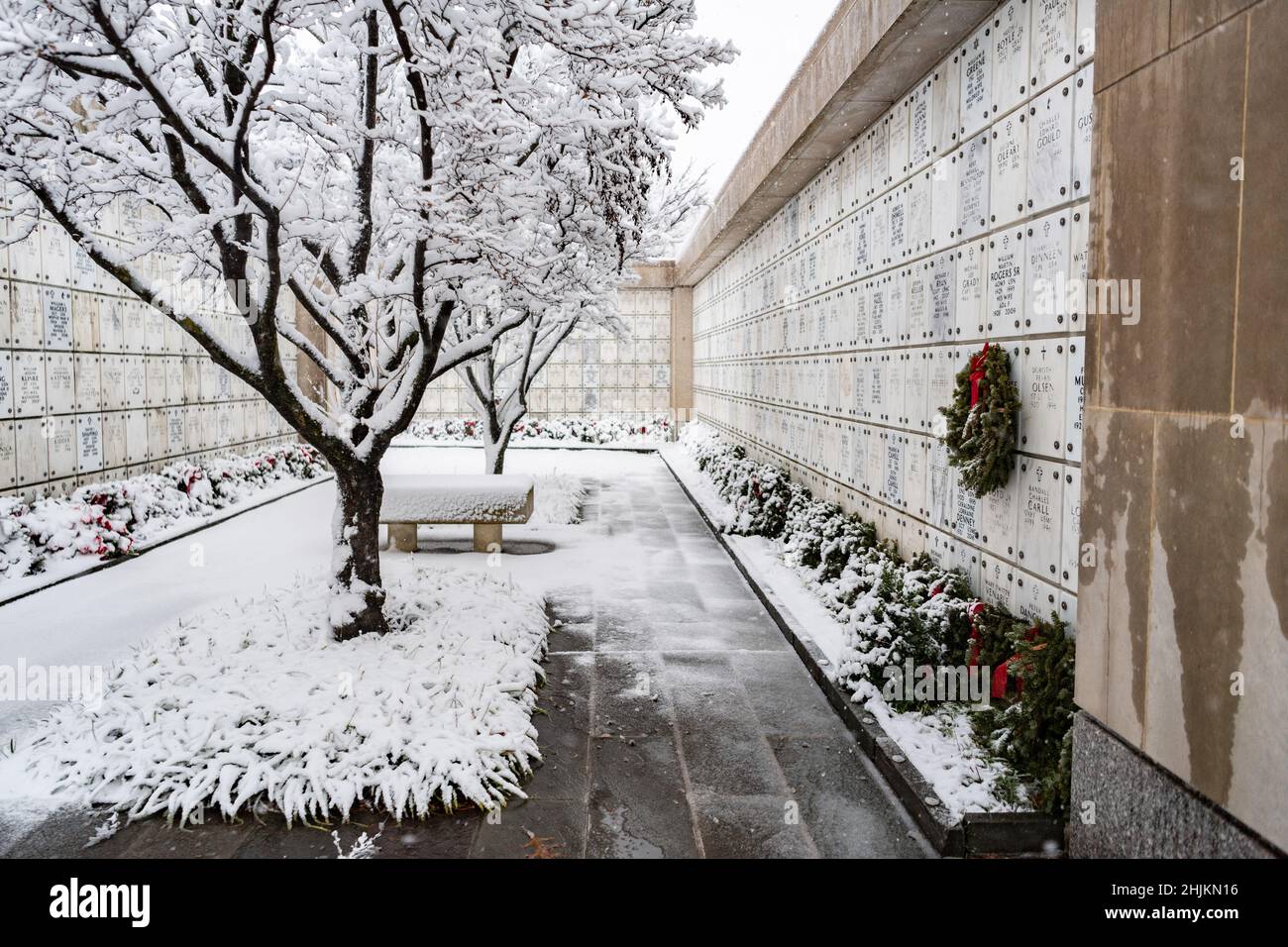 Chutes de neige au Columbarium court 1 du cimetière national d'Arlington, Arlington, Virginie, 3 janvier 2022.C'était la première neige de l'année. Banque D'Images
