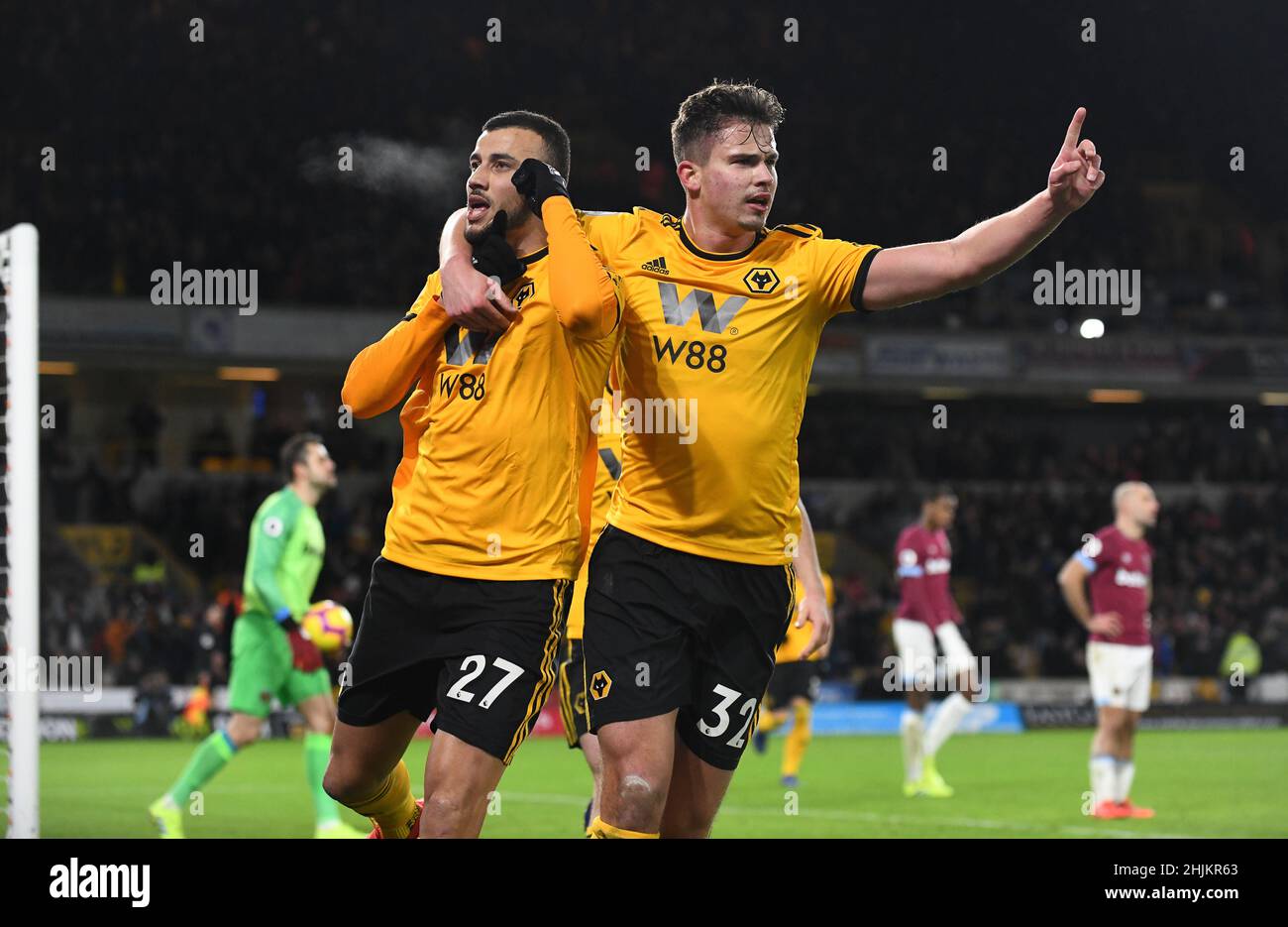 Le footballeur des loups Romain Saiss célèbre son but avec Leander Dendoncker Wolverhampton Wanderers v West Ham au Molineux Stadium 29/01/2019 - English Premier League Banque D'Images