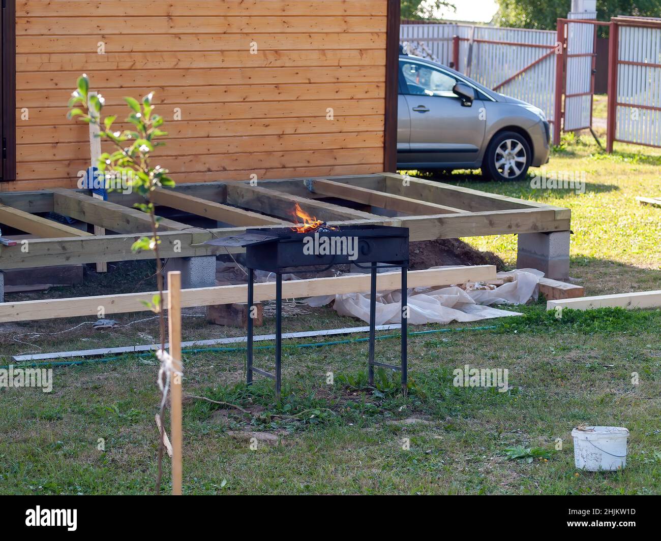 la fumée vient du barbecue dans le village, en automne Banque D'Images