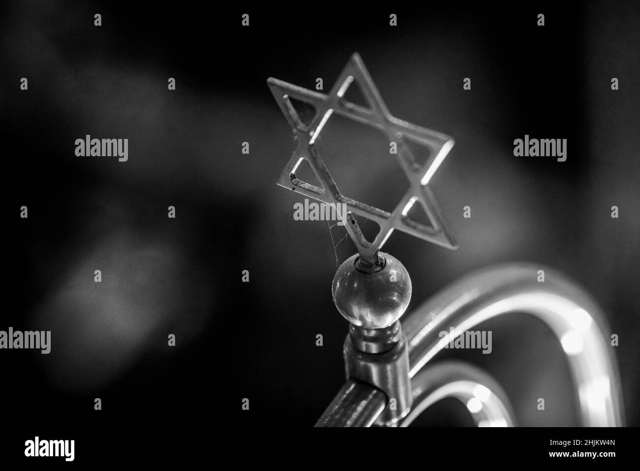 Détails de faible profondeur de champ (mise au point sélective) avec une étoile en métal de la décoration David à l'intérieur d'une synagogue. Banque D'Images