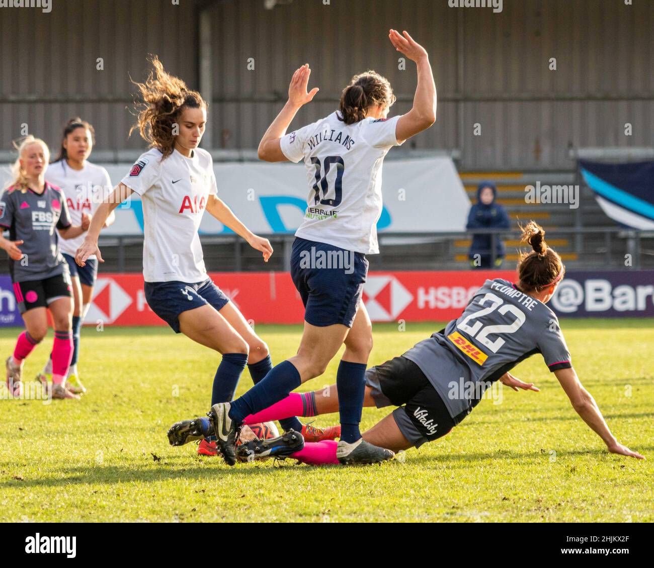 Londres, Royaume-Uni.30th janvier 2022.Londres, Angleterre, Jan 30th 2022 Ashleigh Plumptre (22 Tottenham) tombe tandis que Rosella Ayane (23 Tottenham) garde le ballon pendant le match de football de la FA WSL entre Tottenham et Leicester City au stade de Hive à Londres, Angleterre Daniela Torres/SPP crédit: SPP Sport Press photo./Alamy Live News Banque D'Images