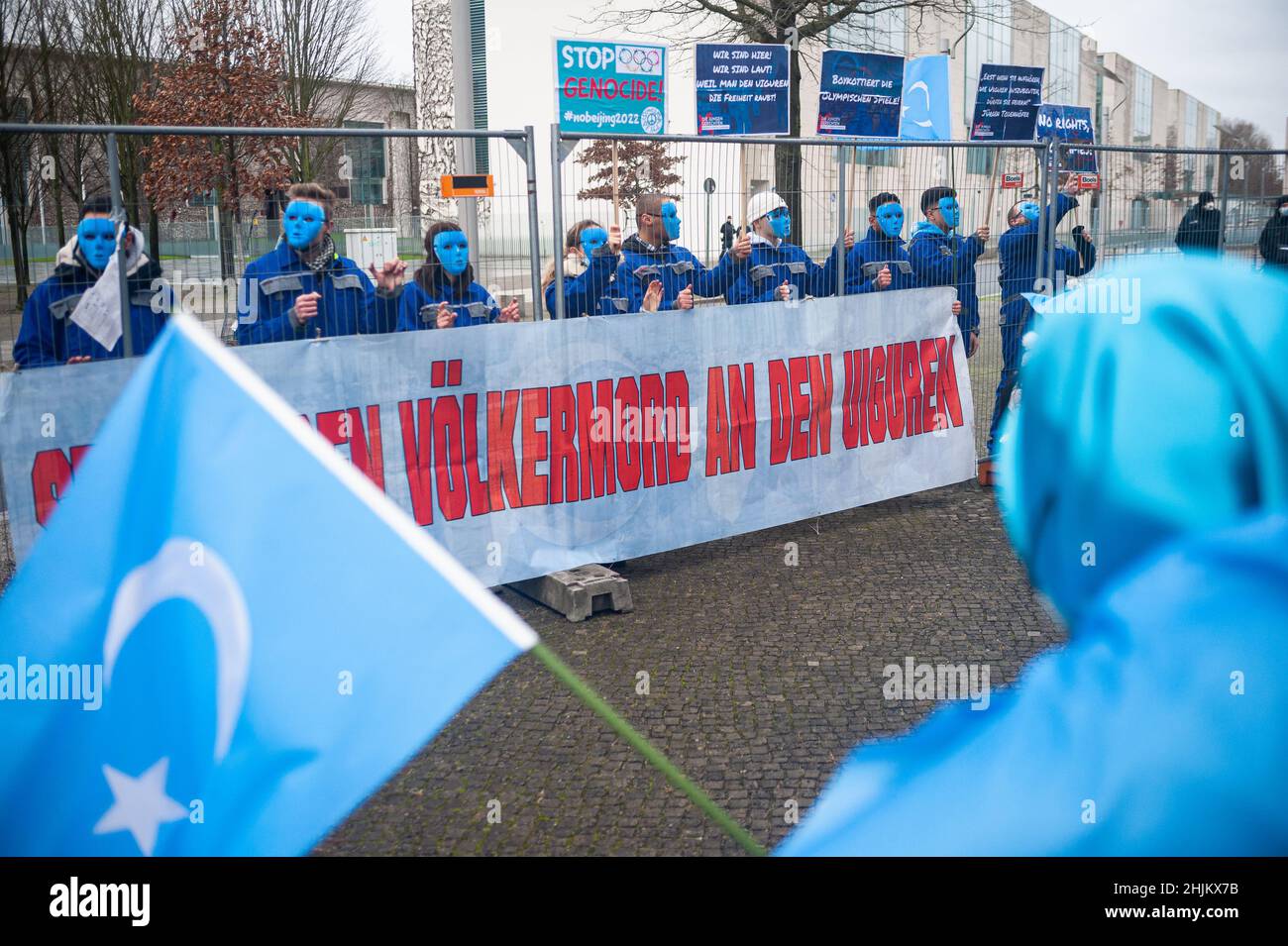 29.01.2022, Berlin, Allemagne, Europe - des manifestants masqués du groupe d'activistes Die Jungen Gerechten protestent contre le génocide d'Uyghur et pour le boycott olympique. Banque D'Images