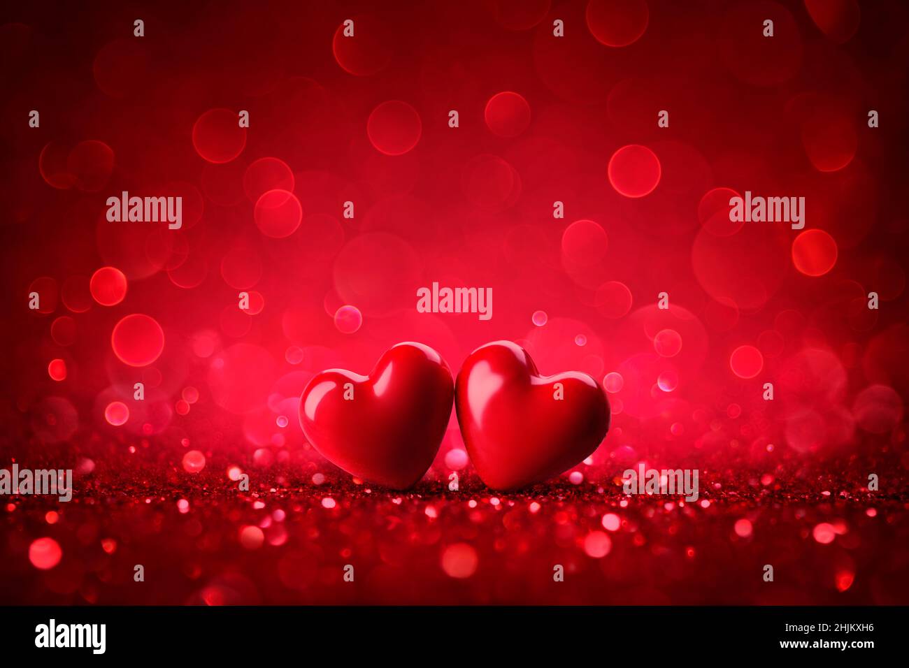 Cœur rouge de Saint-Valentin sur fond brillant à paillettes avec lumières abstraites défocused Banque D'Images