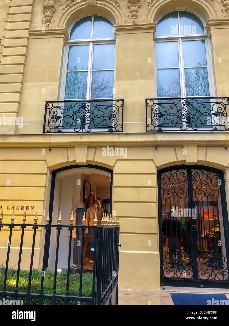 Paris, France, boutiques de mode de luxe, magasin Ralph Lauren, avenue  Montaigne Photo Stock - Alamy
