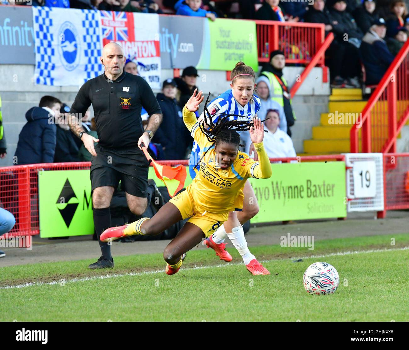 Crawley, Royaume-Uni.30th janvier 2022.Angharad James de Reading of Reading tombe sous le défi de Maya le Tissier de Brighton et Hove Albion lors du match de Super League des femmes FA entre Brighton et Hove Albion Women et Reading Women au People's Pension Stadium, le 30th 2022 janvier à Crawley, au Royaume-Uni.(Photo de Jeff Mood/phcimages.com) Credit: PHC Images/Alamy Live News Banque D'Images