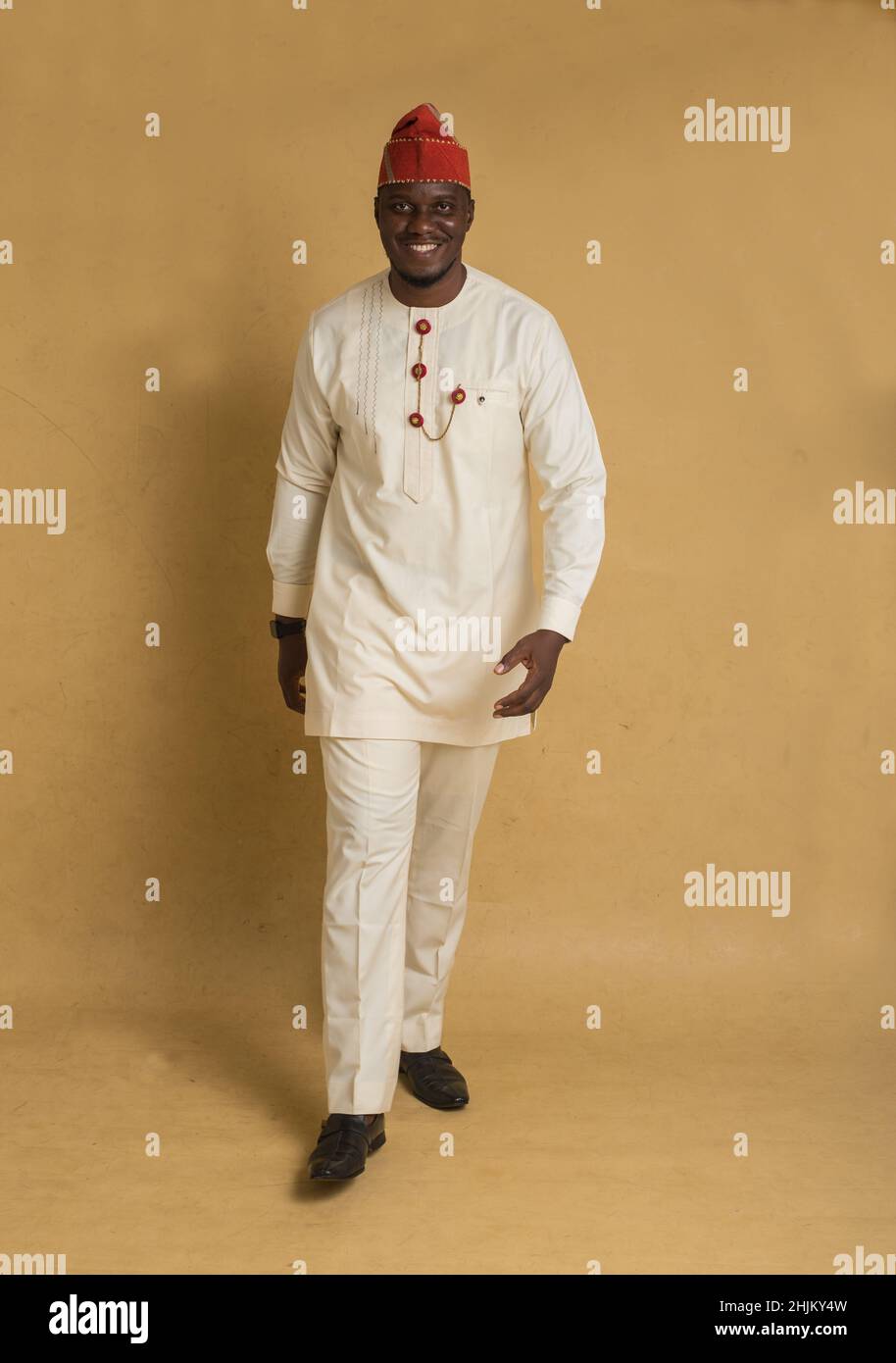 Yoruba culturellement habillé homme d'affaires marche Banque D'Images