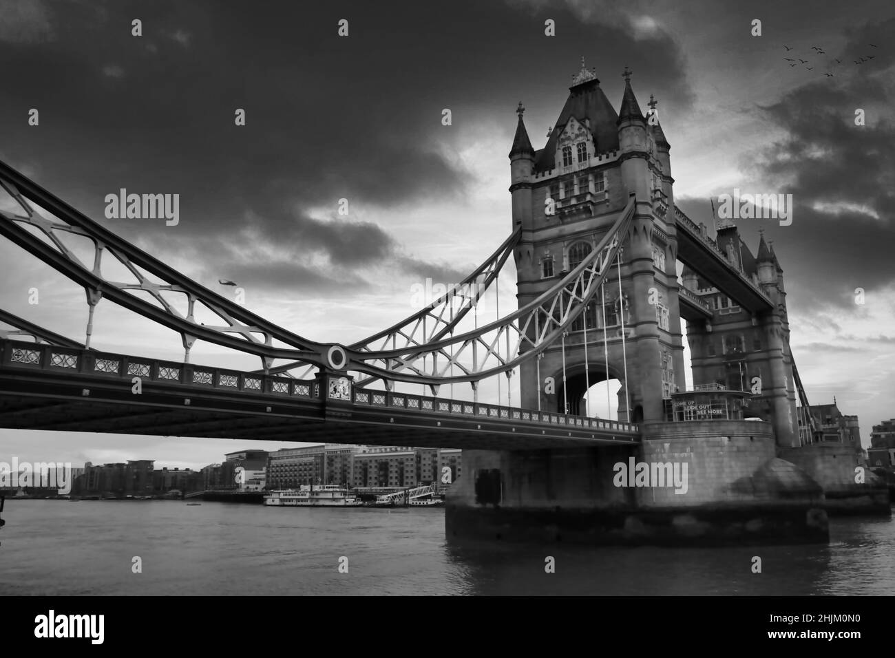 Tower Bridge depuis le côté, le Tower Bridge se dresse au-dessus de la Tamise à Londres Banque D'Images