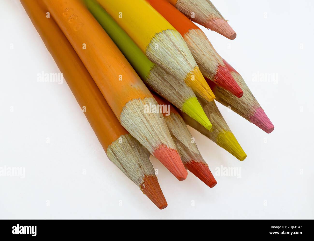 Crayons en bois de couleur sur fond blanc. Banque D'Images