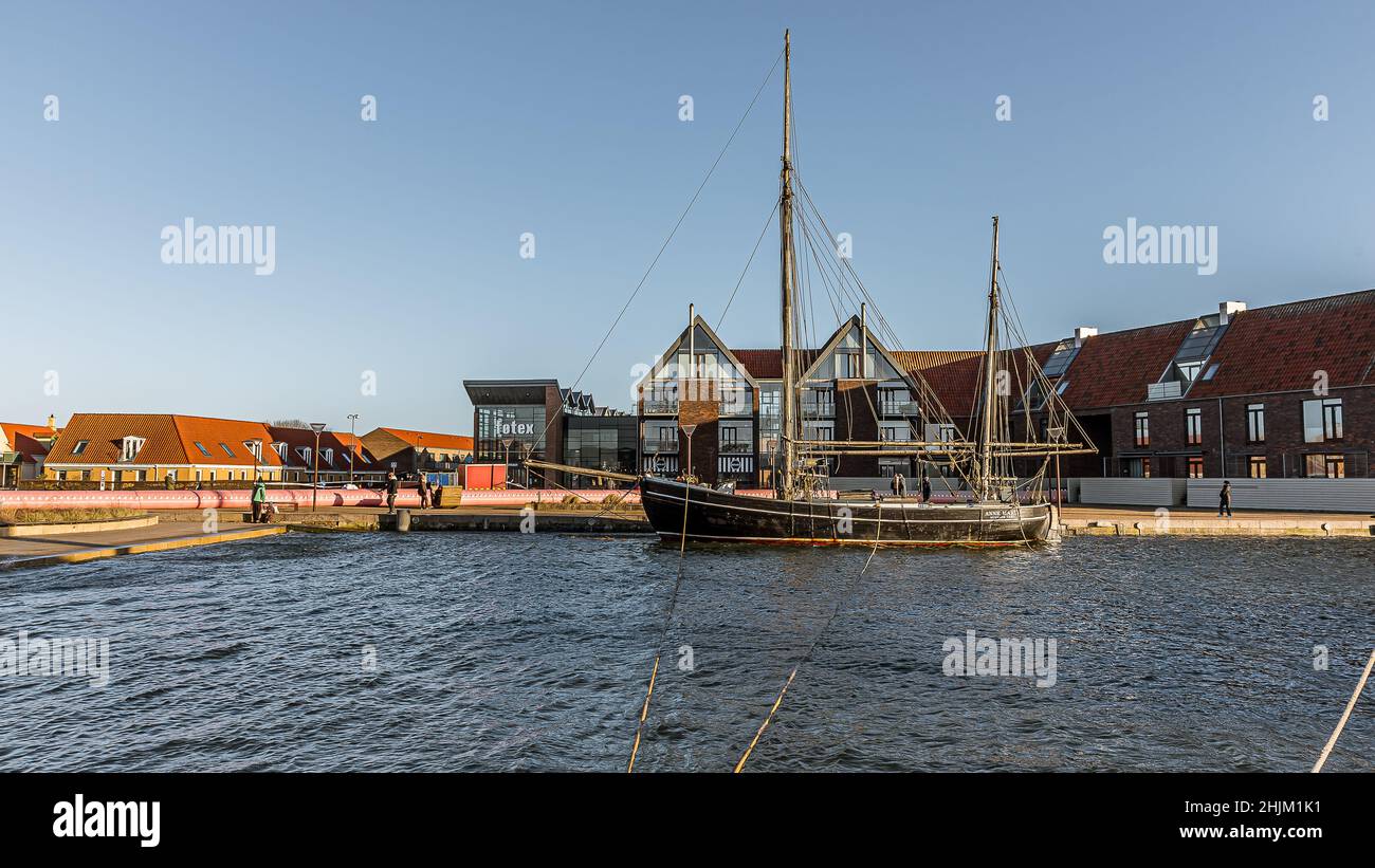 Le port de Frederiksund est protégé par un tube d'eau rose pendant la tempête Malik, Frederiksund, Danemark, le 30 janvier 2022 Banque D'Images