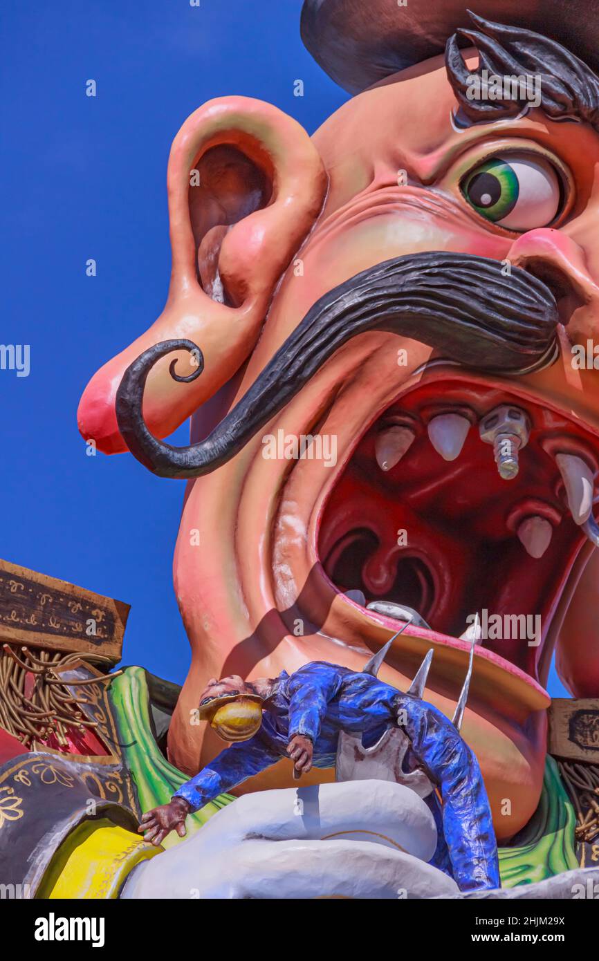 Putignano, Apulia, Italie - 15 février 2015 : flotteurs de carnaval, machine à papier géante.Flotteur allégorique de l'industrie Ilva: La mort au travail. Banque D'Images