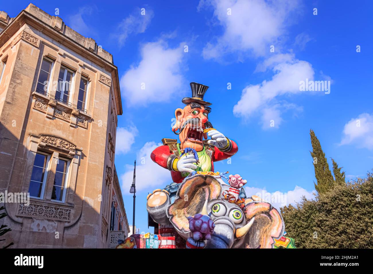 Putignano, Apulia, Italie - 15 février 2015 : flotteurs de carnaval, machine à papier géante.Flotteur allégorique de l'industrie Ilva: La mort au travail. Banque D'Images