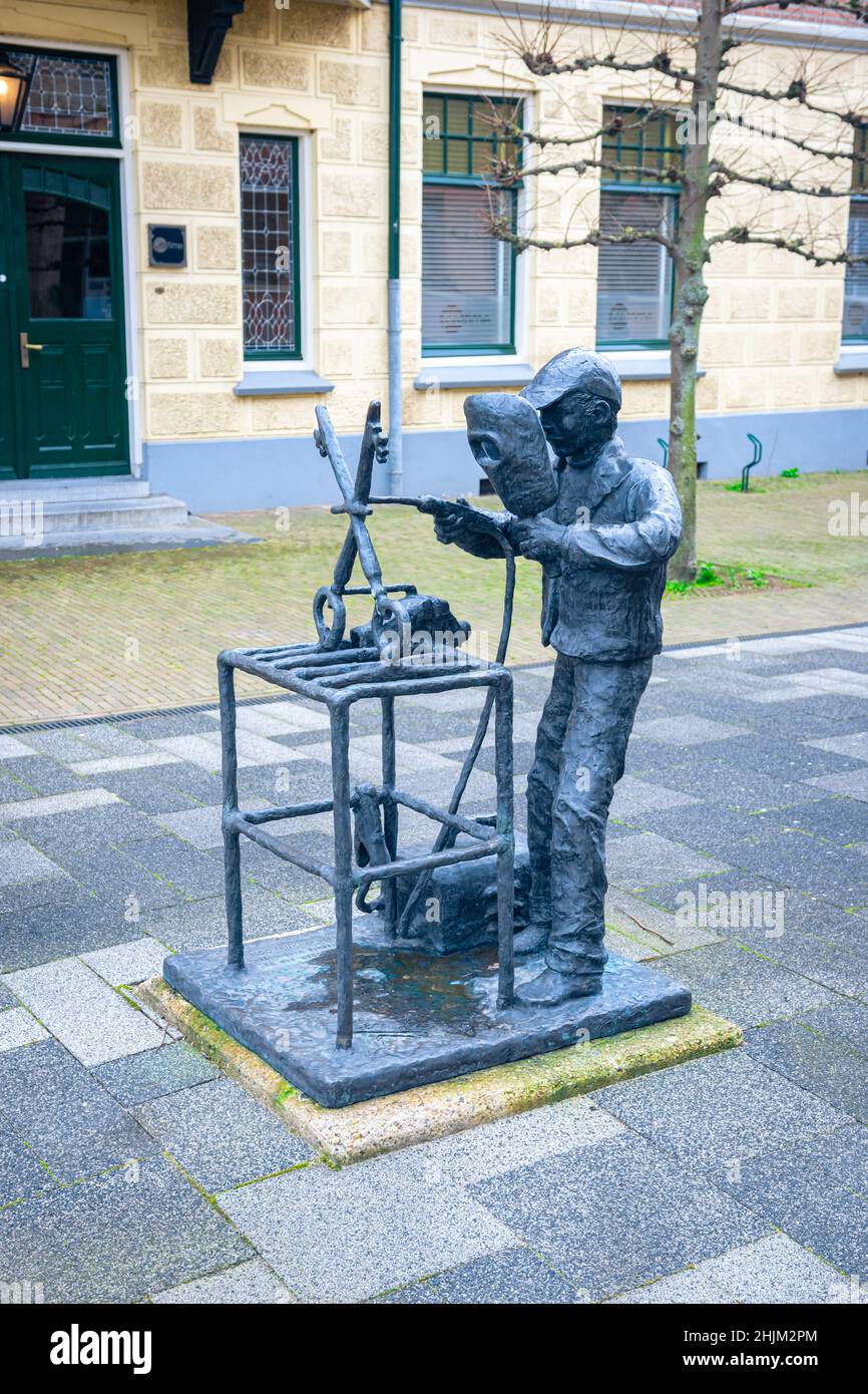 Statue en fer d'un forgeron tenant deux clés, armoiries de la municipalité de Waddinxveen, Hollande Banque D'Images