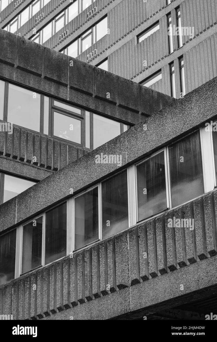 Sinistre architecture brutaliste monochrome d'après-guerre dans Une ville britannique (Glasgow) Banque D'Images