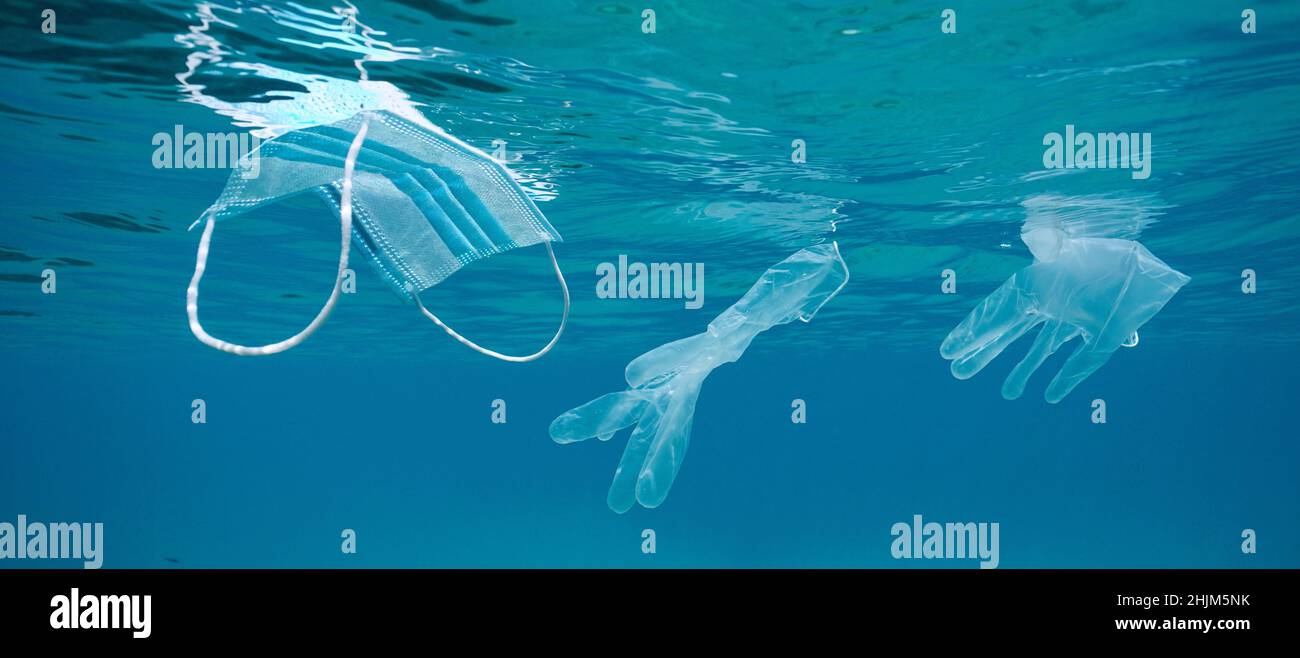 Pollution des océans déchets de coronavirus, masque facial en plastique et gants sous l'eau sous la surface, pandémie COVID-19 Banque D'Images