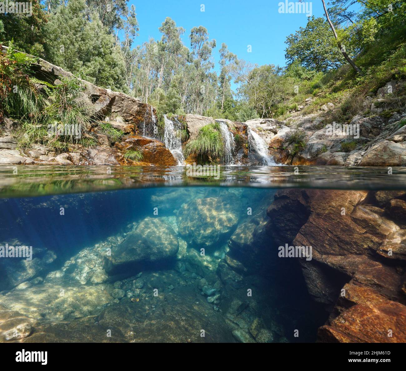 Rivière sauvage avec petite cascade vue de la surface de l'eau, vue sur deux niveaux et sous-marin, Espagne, Galice, Pozas de Bugalleira Banque D'Images