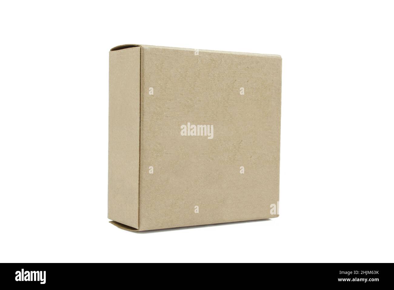 Boîte en carton fermée isolée sur fond blanc. Cube en carton Banque D'Images