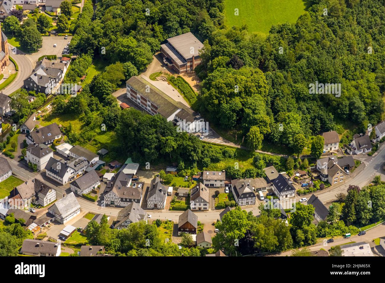 Vue aérienne, école primaire Am Kreuzberg, Kirchhundem, pays aigre, Rhénanie-du-Nord-Westphalie, Allemagne,Éducation, établissement d'enseignement, DEU, Europe, ha Banque D'Images