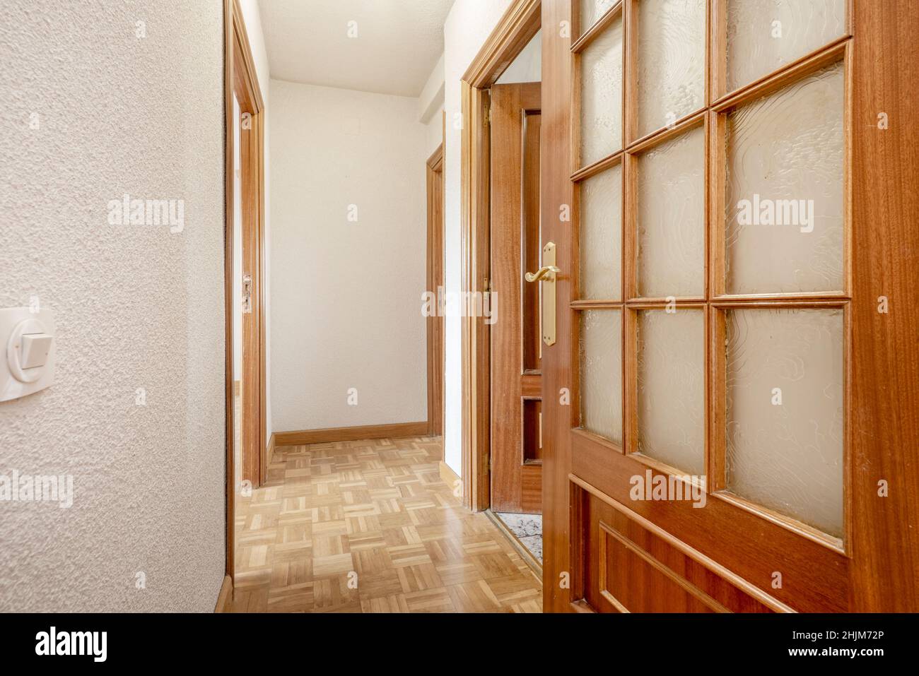 Hall résidentiel avec portes en bois et en verre de couleur acajou Banque D'Images