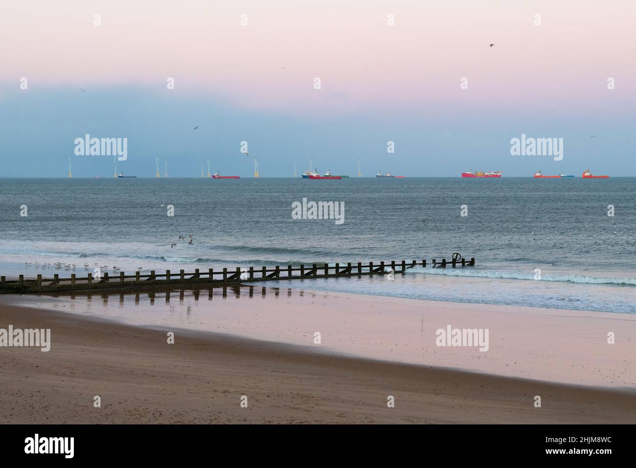 Aberdeen Beach, parc éolien offshore et navires de ravitaillement au coucher du soleil, Aberdeen, Écosse, Royaume-Uni Banque D'Images